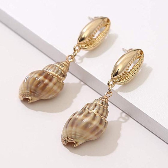 Gold seashell drop earrings - Picture 1 of 3